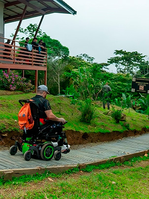 Tapas plásticas se transformaron en pasarela accesible en Parque La Amistad